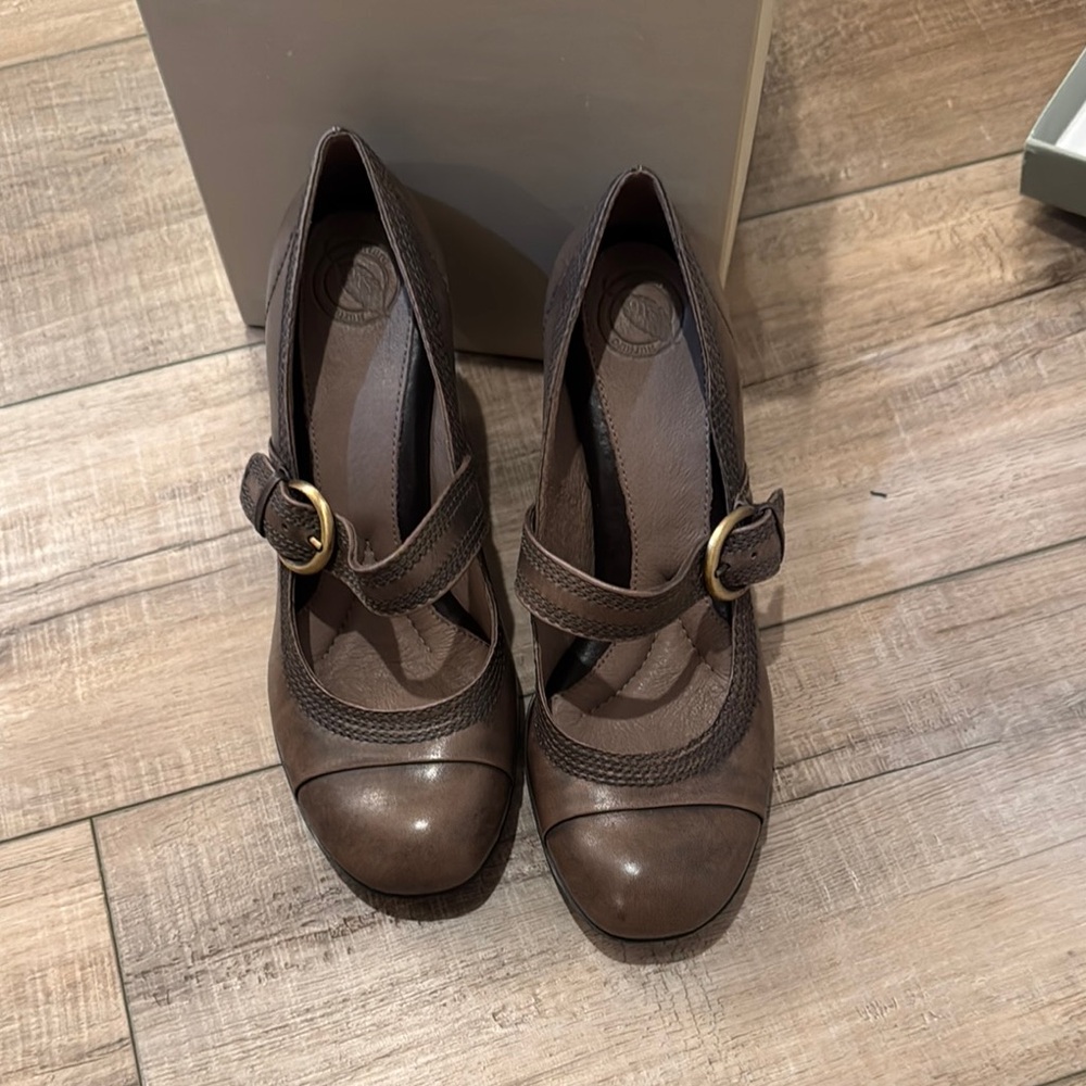 Elegant Brown Leather Heels with Buckle